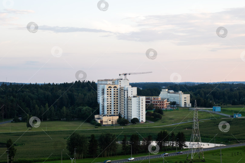 Скачать Красивая живописная городская застройка, органично сочетающаяся с природой фотосток Ozero