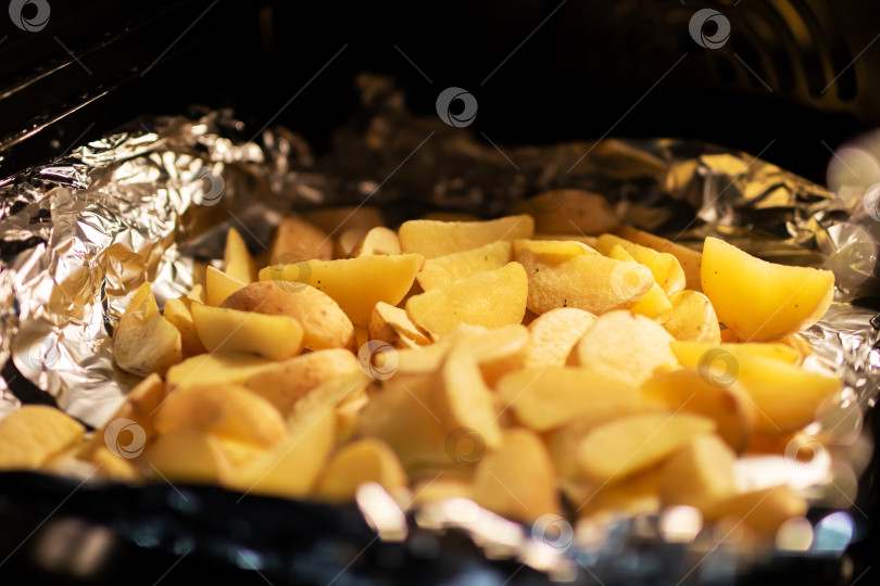 Скачать Запеченные картофельные дольки полностью готовы к приготовлению фотосток Ozero