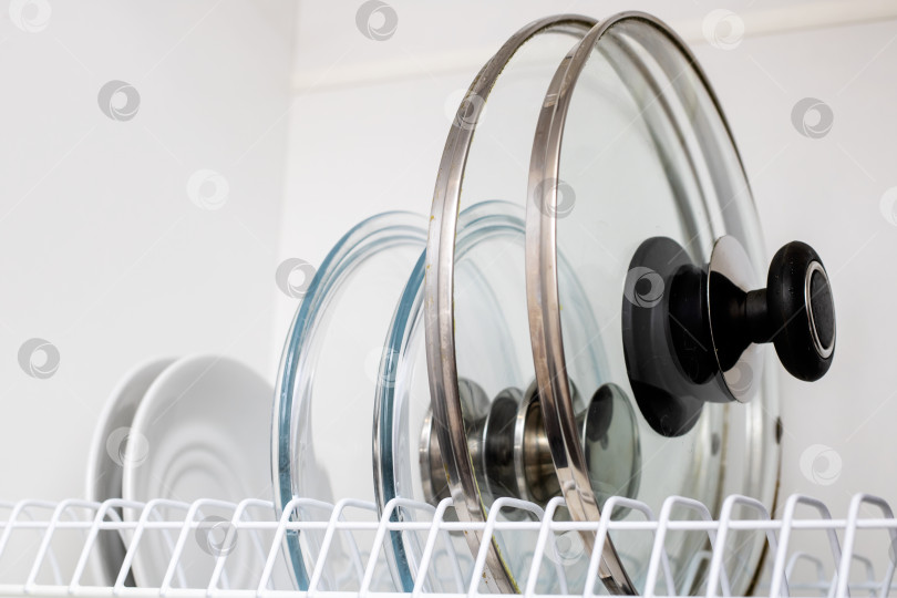 Скачать Организованное хранение кухонных крышек для эффективного приготовления пищи фотосток Ozero