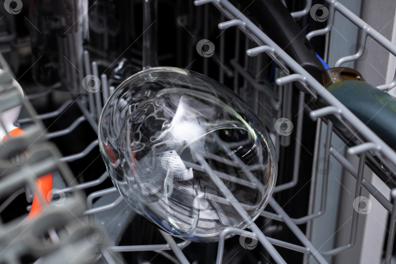 Скачать Подробный вид стеклянной посуды крупным планом, помещенной в посудомоечную машину фотосток Ozero