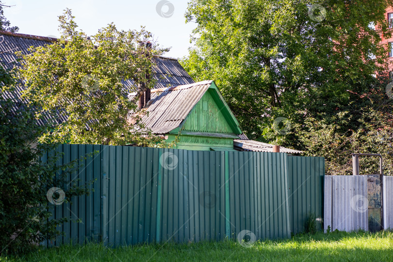 Скачать Очаровательный Зеленый Домик, Расположенный за Красивым деревянным забором фотосток Ozero