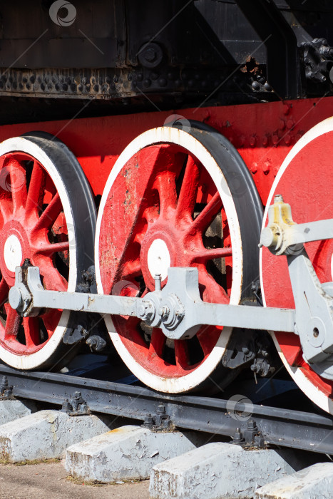 Скачать Старинные колеса паровоза ярко-красного и белого цветов фотосток Ozero