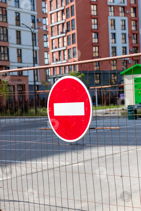 Скачать Знак, запрещающий дорожное движение, выделяющийся на фоне городской застройки фотосток Ozero