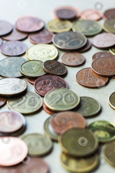 Скачать Различные монеты в ассортименте разложены на плоской поверхности для обозрения фотосток Ozero