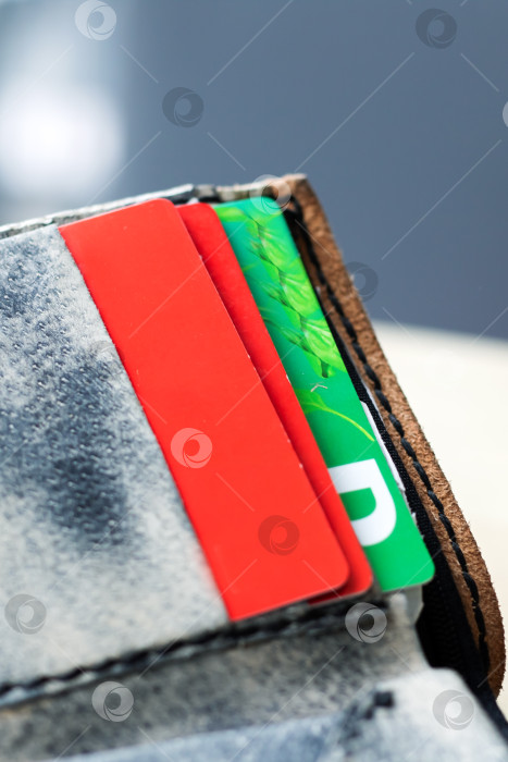 Скачать Крупный план карт, аккуратно разложенных в стильном бумажнике фотосток Ozero