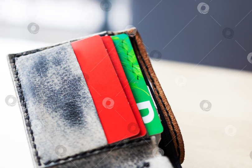 Скачать Подробный вид модного кошелька с кредитными картами крупным планом фотосток Ozero