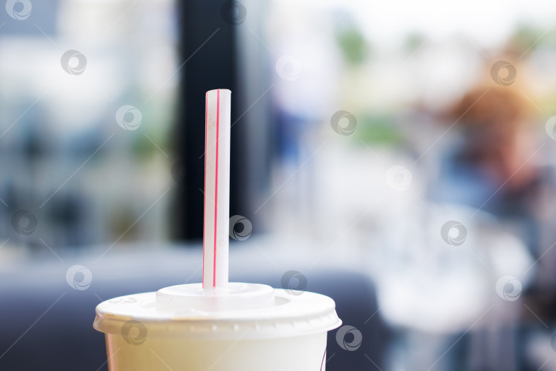Скачать Освежающий напиток с соломинкой в современной обстановке фотосток Ozero