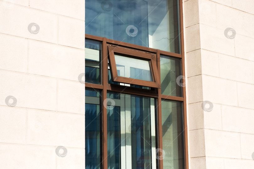 Скачать Современный архитектурный дизайн окон с функцией открытой вентиляции фотосток Ozero