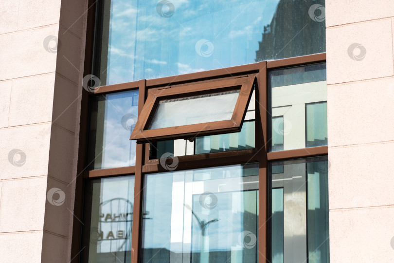 Скачать Современный архитектурный дизайн окна с уникальным механизмом открывания фотосток Ozero