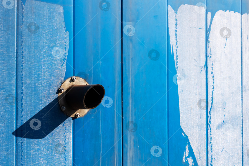 Скачать Абстрактная синяя стена с вентиляционной трубой и разводами краски фотосток Ozero