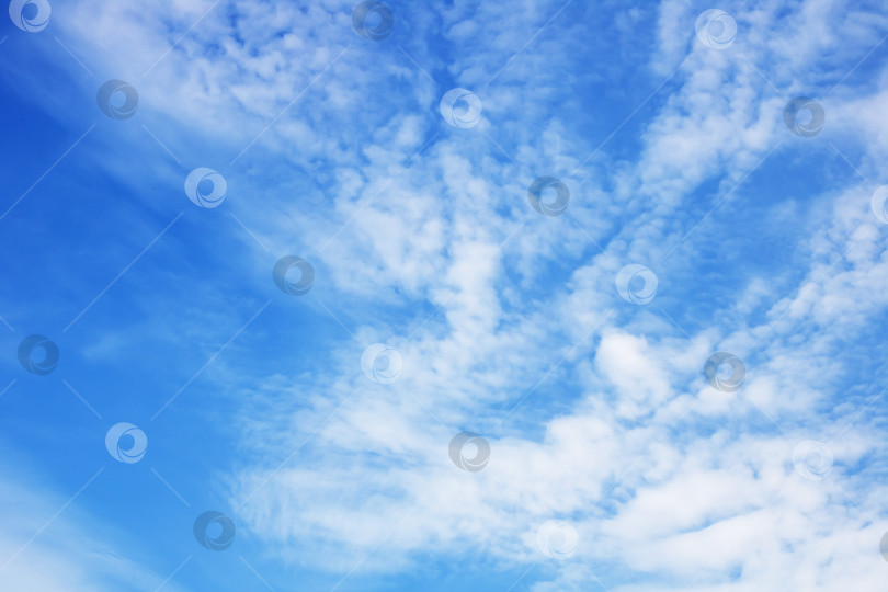 Скачать Прекрасное ярко-голубое небо, усеянное мягкими, пушистыми облаками фотосток Ozero