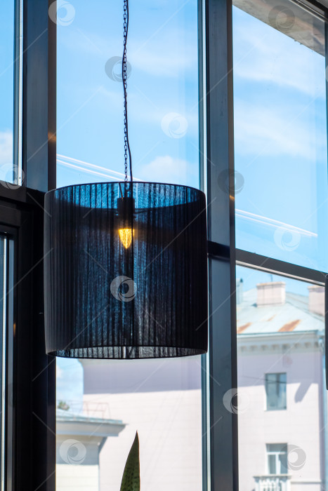 Скачать Современный подвесной светильник со стильным абажуром на окне фотосток Ozero