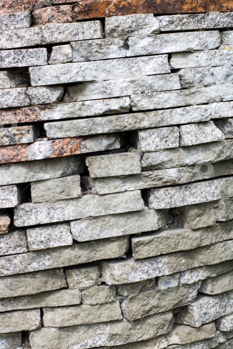 Скачать Гранитная каменная стена с красивой текстурой и уникальным многослойным дизайном фотосток Ozero