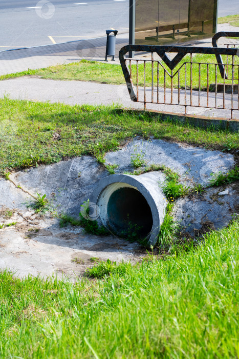 Скачать Городская дренажная система, дополненная красивыми зелеными насаждениями фотосток Ozero