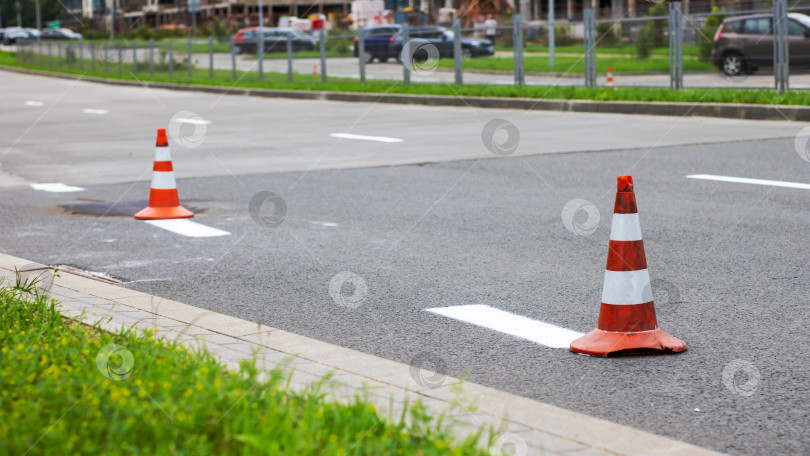 Скачать Дорожные конусы на городских проезжих частях, сигнализирующие о строительстве зоны фотосток Ozero
