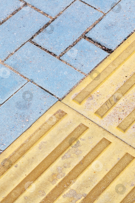 Скачать Текстурированный дизайн дорожного покрытия и тротуаров для повышения мобильности и безопасности фотосток Ozero