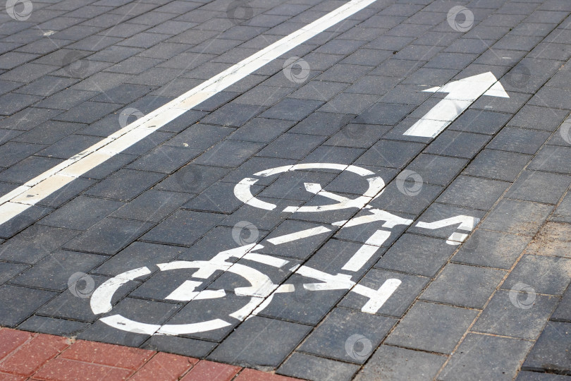 Скачать Разметка велосипедной дорожки для обеспечения безопасности на дорогах с твердым покрытием фотосток Ozero