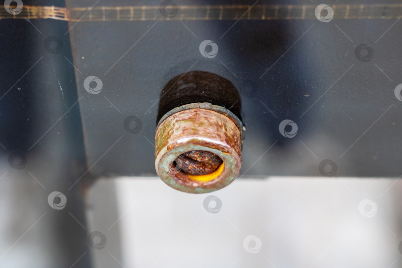 Скачать Ржавый металлический болт, лежащий неподалеку на блестящей отражающей поверхности фотосток Ozero