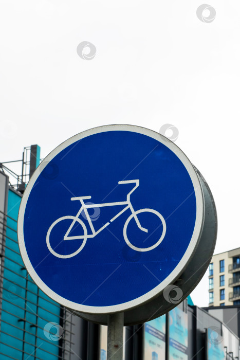 Скачать Знак "Велосипедная дорожка", установленный сегодня в оживленной городской среде фотосток Ozero