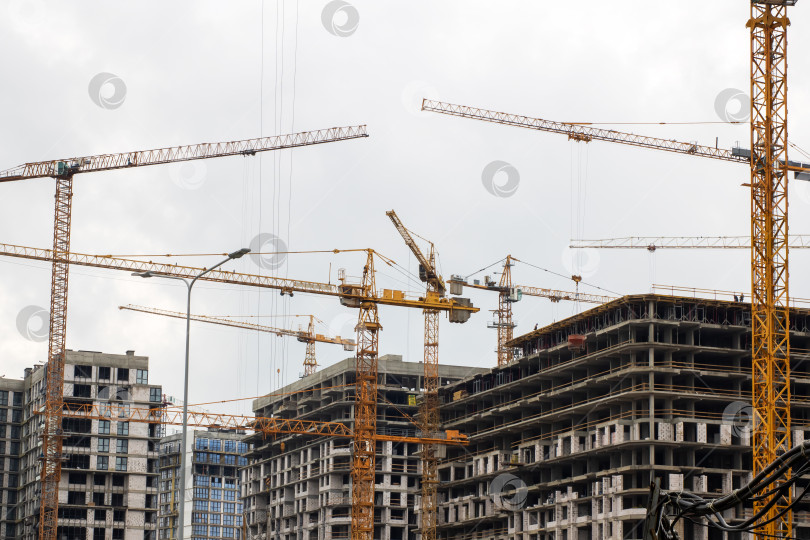 Скачать Сцена городского строительства с кранами на фоне Пасмурного неба фотосток Ozero