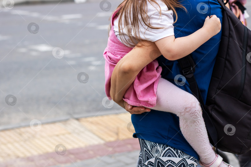 Скачать Родитель, радостно несущий своего ребенка по городу фотосток Ozero