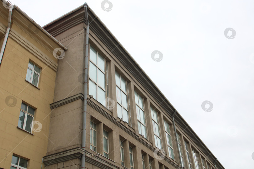 Скачать Красивый балкон в здании с прекрасными арочными окнами фотосток Ozero