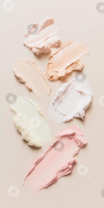 Скачать Жидкие косметические текстуры с нанесенным хайлайтером и тональным кремом фотосток Ozero