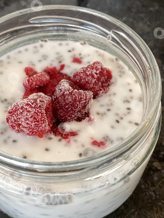 Скачать Замороженная малина и семена чиа в йогуртовой глазури, идеально подходящие для приготовления гарнира фотосток Ozero