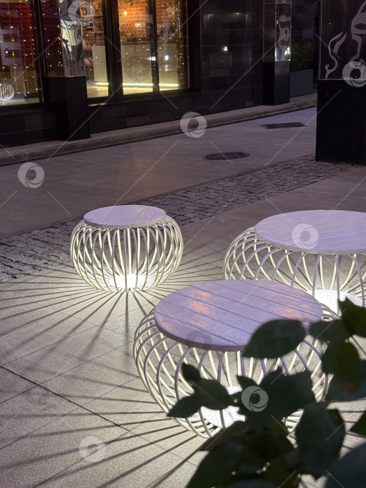 Скачать Городская улица с современными сферическими фонарями, отбрасывающими тени на тротуар ночью фотосток Ozero