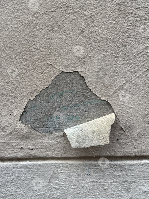 Скачать Потрескавшаяся текстура штукатурки с облупившейся краской на фоне бетонной стены фотосток Ozero