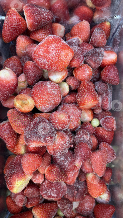 Скачать Замороженная клубника крупным планом, демонстрирующая свою текстуру и яркий красный цвет фотосток Ozero