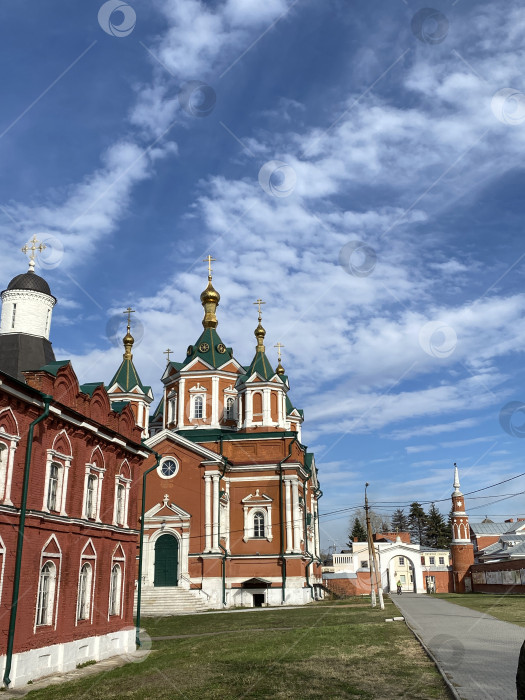 Скачать Православная церковь под голубым небом с переменно облачной погодой и яркими архитектурными деталями фотосток Ozero