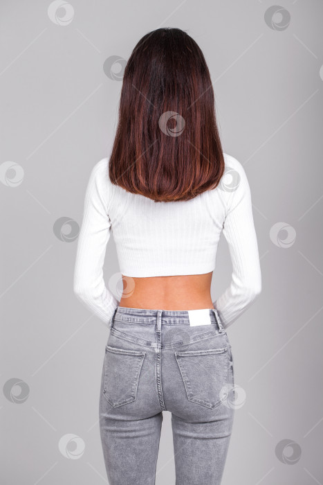 Скачать Портрет молодой красивой модели, выделенный на сером фоне фотосток Ozero