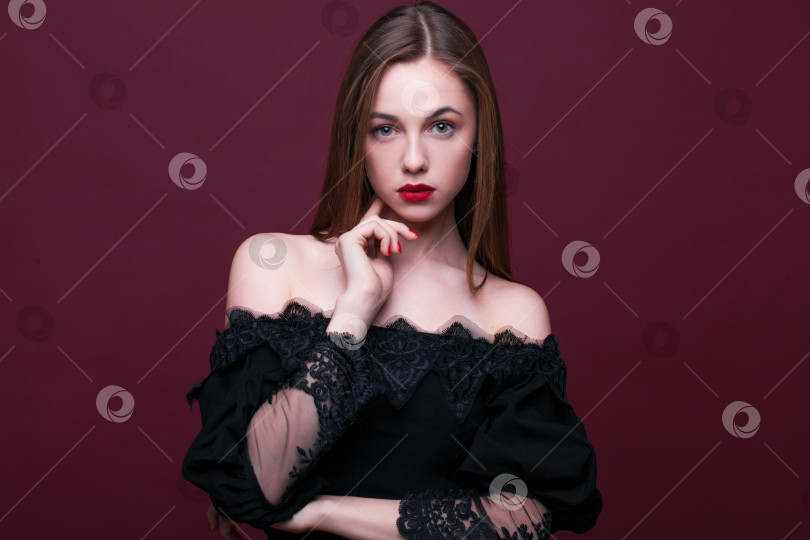 Скачать Портрет молодой красивой девушки в черном платье фотосток Ozero