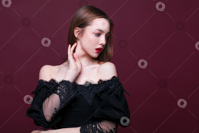 Скачать Портрет молодой красивой девушки в черном платье фотосток Ozero