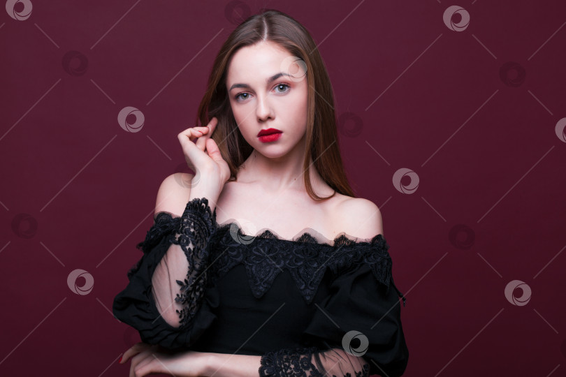 Скачать Портрет молодой красивой девушки в черном платье фотосток Ozero