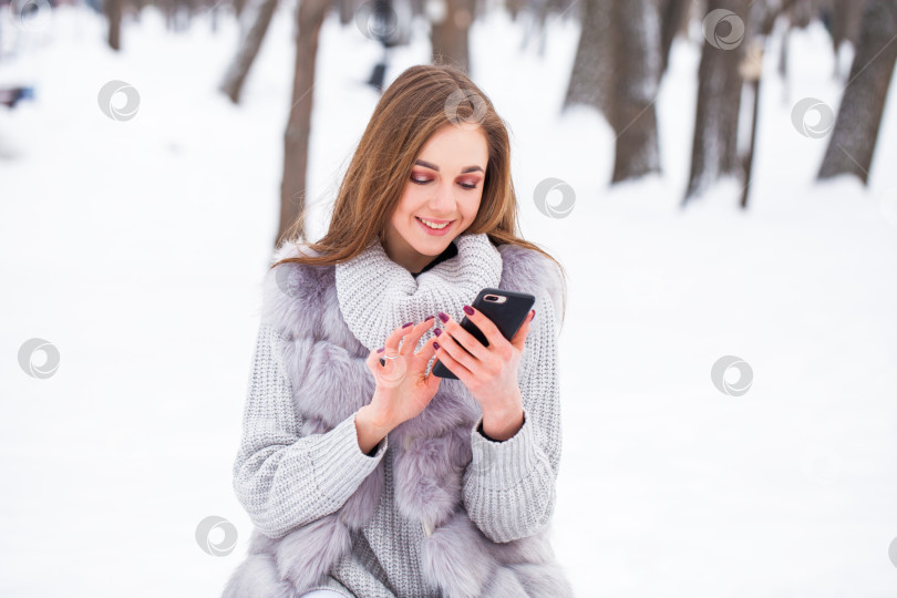 Скачать Модная молодая девушка в зимнее время фотосток Ozero