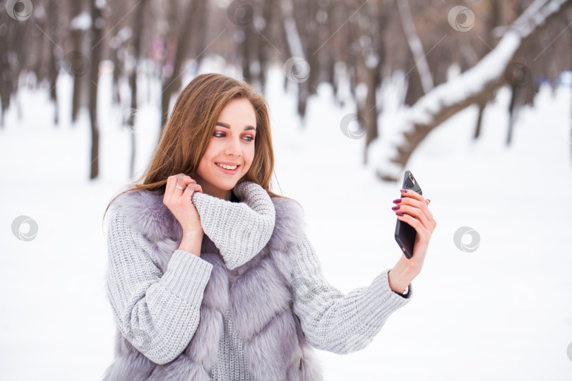 Скачать Модная молодая девушка в зимнее время фотосток Ozero
