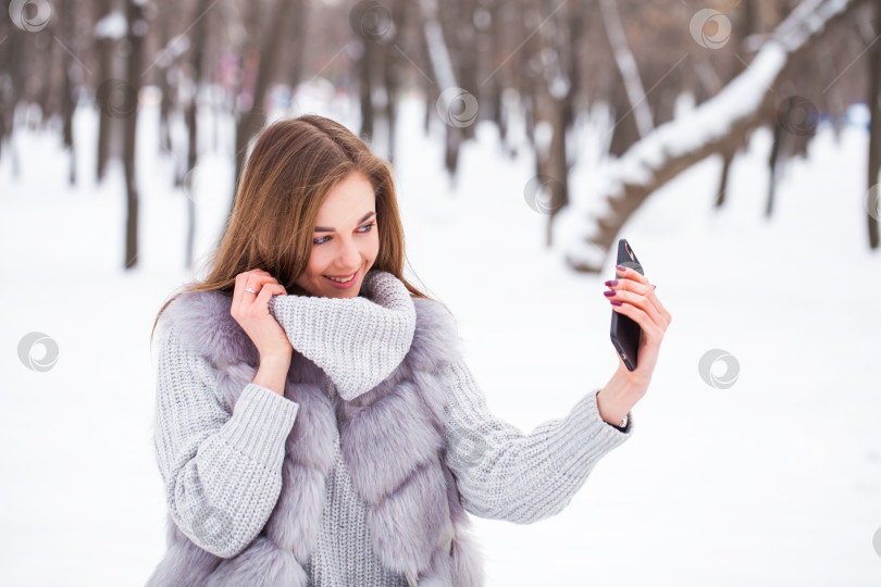 Скачать Модная молодая девушка в зимнее время фотосток Ozero