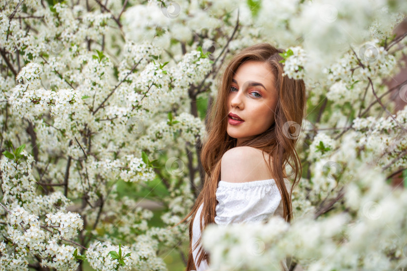 Скачать Молодая красивая женщина в цветущем саду фотосток Ozero