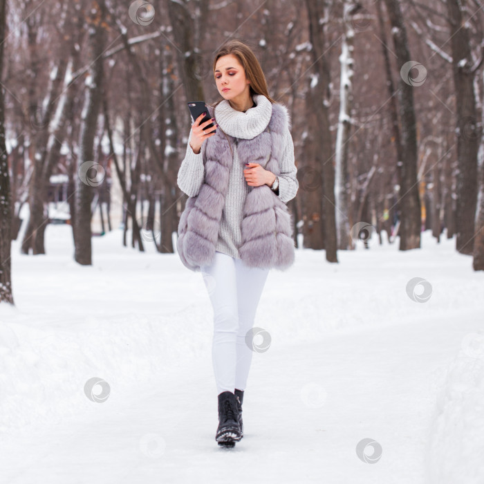 Скачать Модная молодая девушка в зимнее время фотосток Ozero