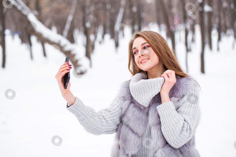 Скачать Модная молодая девушка в зимнее время фотосток Ozero