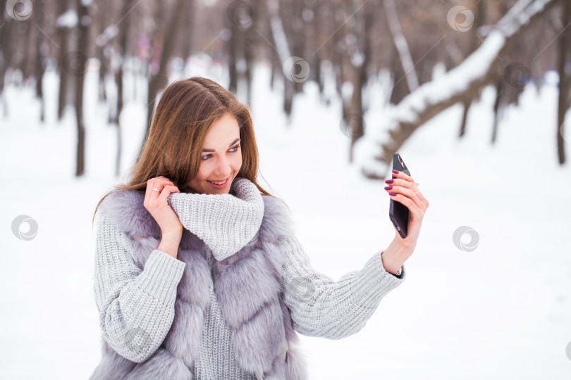 Скачать Модная молодая девушка в зимнее время фотосток Ozero