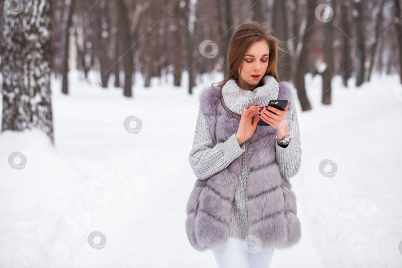 Скачать Модная молодая девушка в зимнее время фотосток Ozero