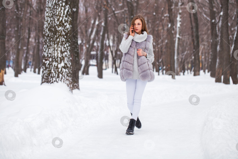 Скачать Модная молодая девушка в зимнее время фотосток Ozero