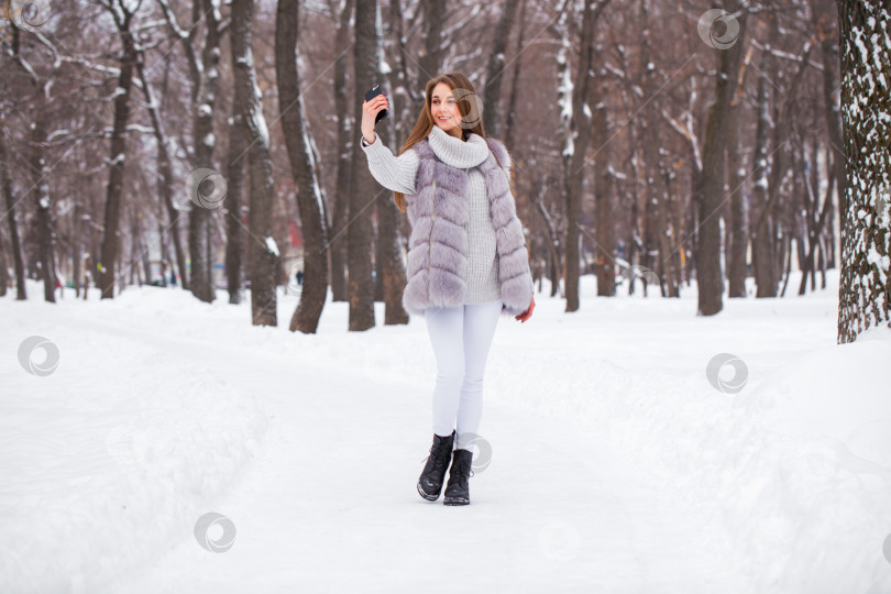 Скачать Модная молодая девушка в зимнее время фотосток Ozero