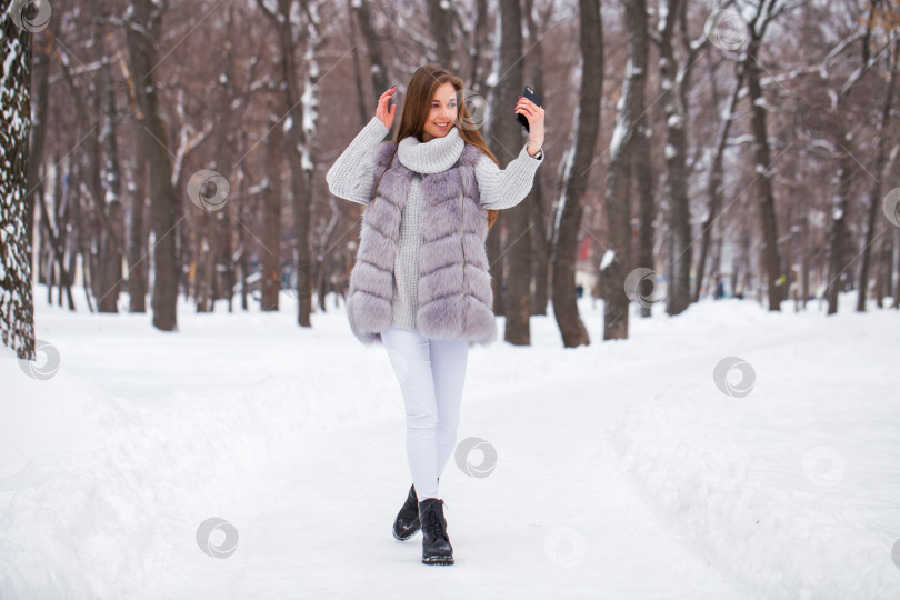 Скачать Модная молодая девушка в зимнее время фотосток Ozero