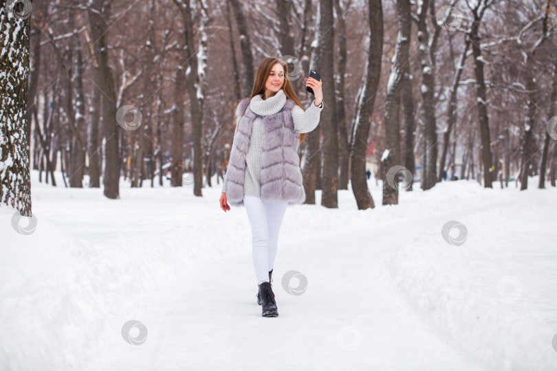 Скачать Модная молодая девушка в зимнее время фотосток Ozero
