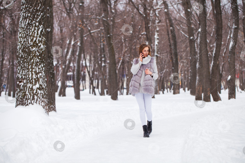 Скачать Модная молодая девушка в зимнее время фотосток Ozero