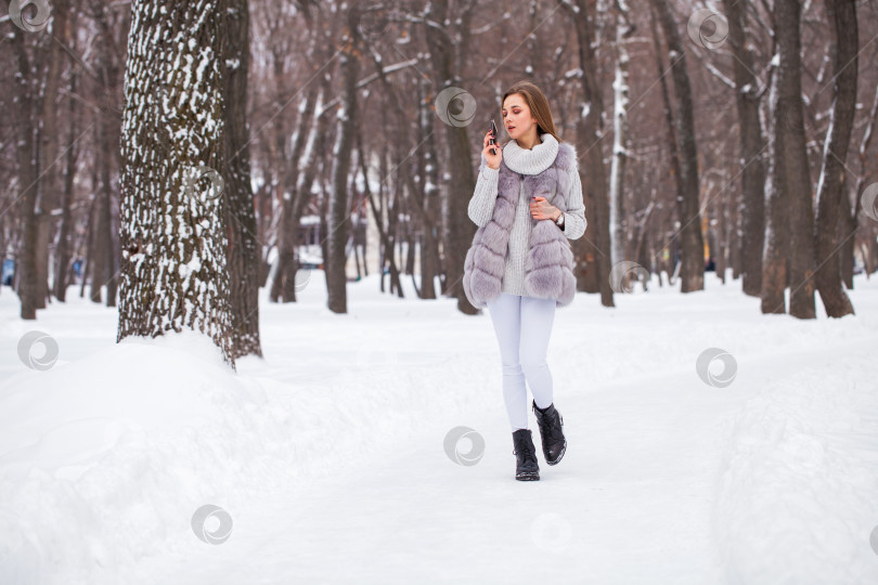 Скачать Модная молодая девушка в зимнее время фотосток Ozero